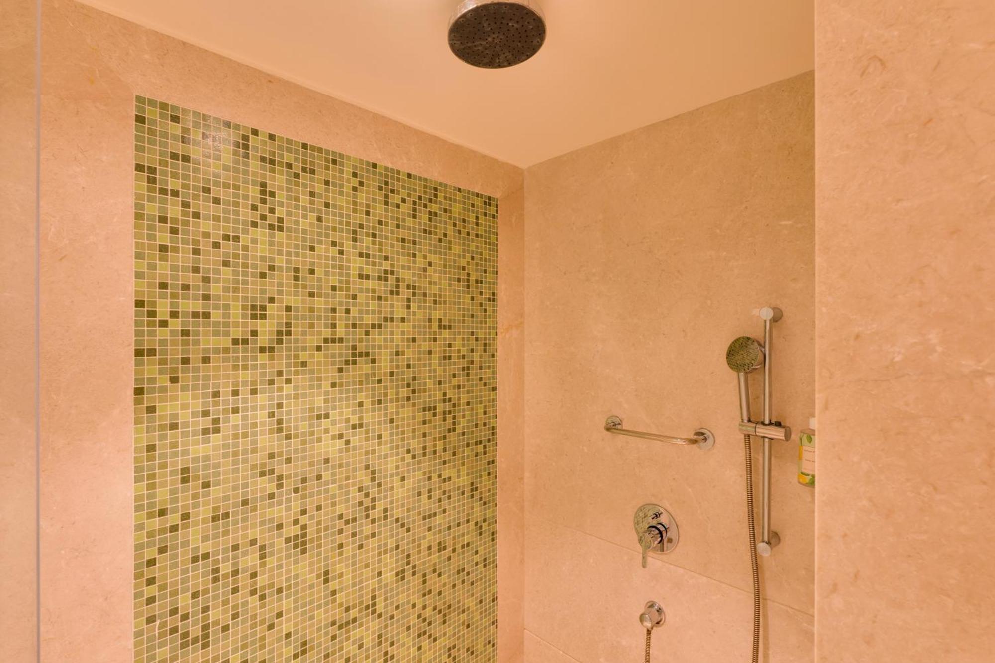 Lemon Tree Premier Hitec City Hyderabad Bagian luar foto